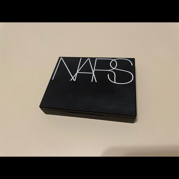 NARS Translucent Light Reflecting Setting Powder - Picture 1 of 3